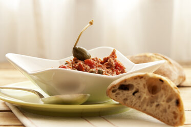 Schale mit Tomatensauce, Kapern und Brot auf Holztisch, Nahaufnahme - OD000037