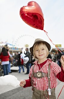 Deutschland, Bayern, München, Porträt eines Jungen mit herzförmigem Luftballon auf dem Oktoberfest - ED000044