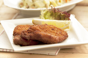 Wiener Schnitzel auf Teller, Nahaufnahme - OD000058