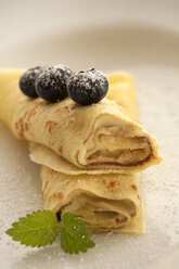 Crepe mit Pudding und Blaubeeren auf dem Teller, Nahaufnahme - OD000049