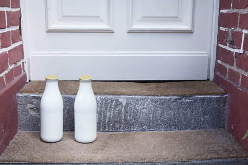 Milchflasche vor der Tür - FMKYF000289