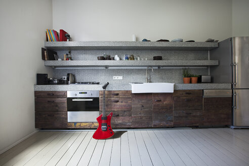 Interieur einer Küche mit E-Gitarre - FMKYF000349