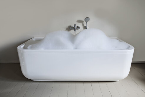 Bathtub filled with soapsuds in bathroom - FMKYF000315