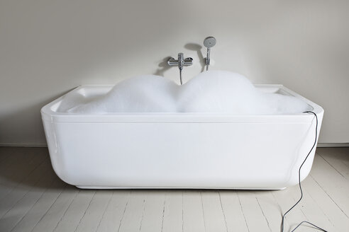 Mit Seifenlauge gefüllte Badewanne im Badezimmer - FMKYF000292