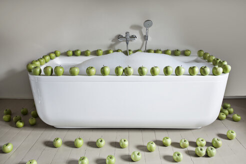 Mit grünen Äpfeln gefüllte Badewanne im Badezimmer - FMKYF000294