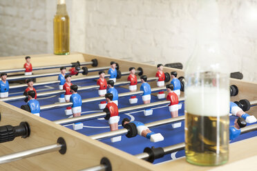 Tischfußball mit Bierflaschen - FMKYF000278