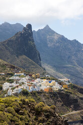 Spain, Cliffs in Anaga Mountain beach with Playa del Roque de las Bodegas - AM000399