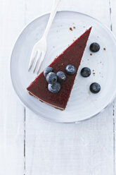 Cake with blueberries on plate, close up - KSW001117