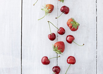 Kirschen und Erdbeeren auf Holztisch, Nahaufnahme - KSW001118