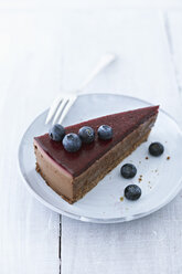 Cheesecake with blueberries on plate, close up - KSW001121