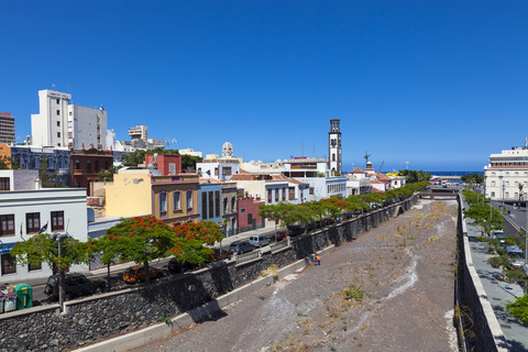 Spanien, Santa Cruz de Tenerife, Blick auf den Glockenturm der Kirche, lizenzfreies Stockfoto