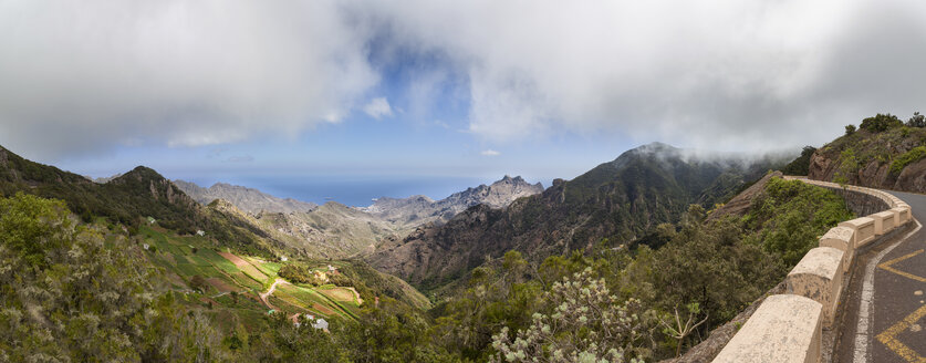 Spanien, Blick auf eine kurvenreiche Straße in der Nähe des Anaga-Gebirges - AM000420