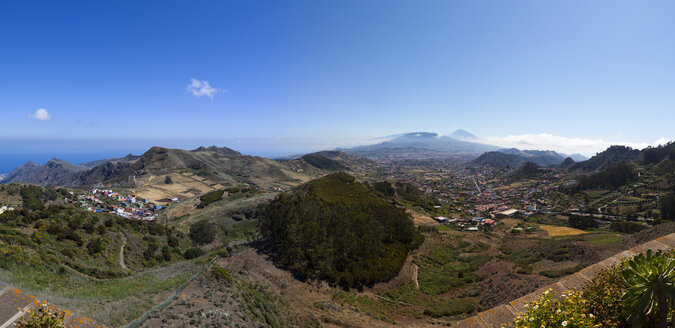 Spanien, Blick auf ein Dorf im Anaga-Gebirge - AM000423