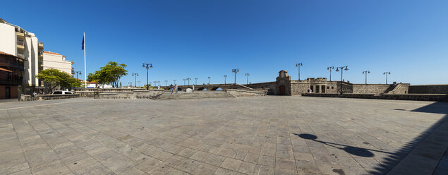 Spanien, Puerto de la Cruz, Blick auf die Festung am Plaza - AM000432