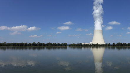 Deutschland, Bayern, Landshut, Blick auf das Kernkraftwerk - RDF001062