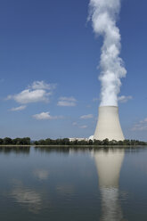 Deutschland, Bayern, Landshut, Blick auf das Kernkraftwerk - RDF001059