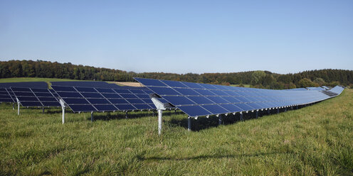 Deutschland, Bayern, Sonnenkollektoren auf Gras gegen den Himmel - RDF001051