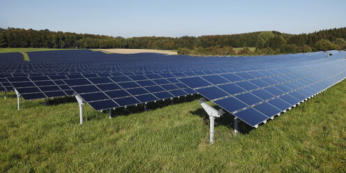 Deutschland, Bayern, Sonnenkollektoren auf Gras gegen den Himmel - RDF001050