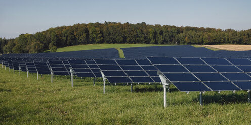 Deutschland, Bayern, Sonnenkollektoren auf Gras gegen den Himmel - RDF001049