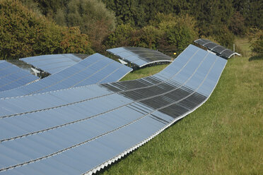 Deutschland, Bayern, Sonnenkollektoren auf Gras - RDF001045