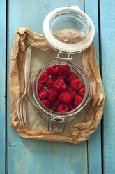 Glas mit Himbeeren mit Gabel auf Holztisch, Nahaufnahme - OD000063