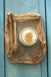 Greek yoghurt with honey on wooden table - OD000062