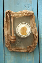 Griechischer Joghurt mit Honig auf dem Holztisch - OD000062