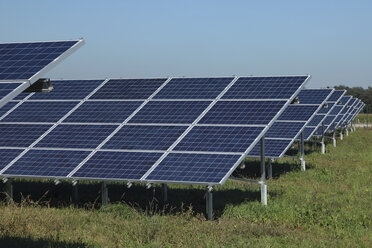 Deutschland, Bayern, Sonnenkollektoren auf Gras gegen den Himmel - RDF001038