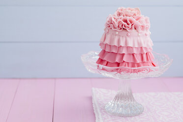 Rosa Mini-Torte auf Kuchenständer, Nahaufnahme - ECF000202
