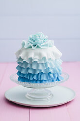 Hellblauer Mini-Kuchen auf Kuchenständer, Nahaufnahme - ECF000208
