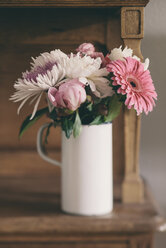 Blumenstrauß mit Sommerblumen auf dem Tisch, Nahaufnahme - ECF000220