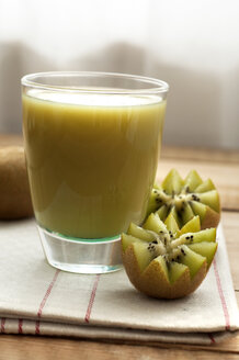 Kiwi-Smoothie mit frischem Obst auf Holztisch, Nahaufnahme - OD000076