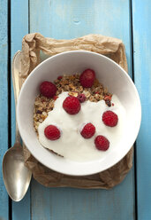 Bowl of muesli with raspberries on wooden table, close up - OD000075