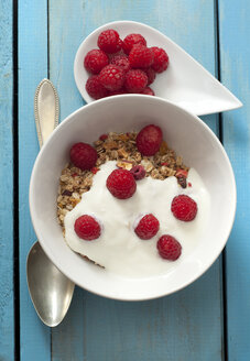 Schale mit Müsli und Himbeeren auf Holztisch, Nahaufnahme - OD000074