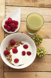 Bowl of muesli with raspberries and glass of kiwi smoothie, close up - OD000073