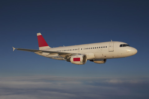 Deutschland, Bayern, München, Airbus A 320 im Flug, lizenzfreies Stockfoto