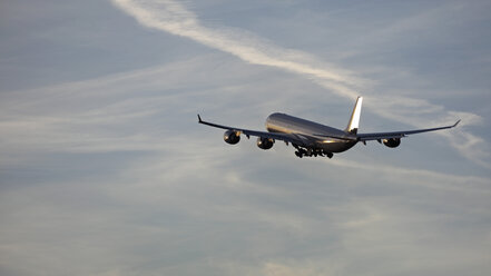 Deutschland, Bayern, München, Blick auf den bei Sonnenuntergang abfliegenden Airbus a 340-600 - RDF001103