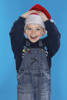 Porträt eines Jungen mit Weihnachtsmannmütze, lächelnd - RDF001113