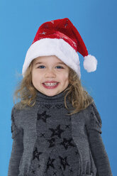Porträt eines Mädchens mit Weihnachtsmannmütze, lächelnd - RDF001114