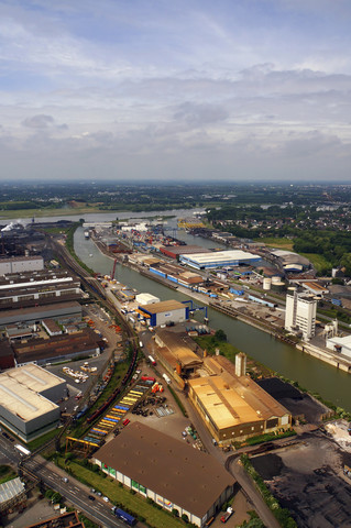 Deutschland, Duisburg, Blick auf den Hafen in der Stadt, lizenzfreies Stockfoto