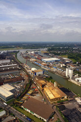 Deutschland, Duisburg, Blick auf den Hafen in der Stadt - HOH000169