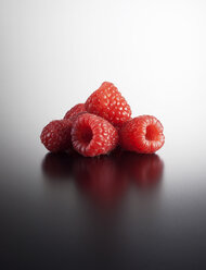 Raspberries on coloured background, close up - KSW001140