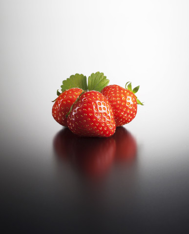 Erdbeeren auf farbigem Hintergrund, Nahaufnahme, lizenzfreies Stockfoto