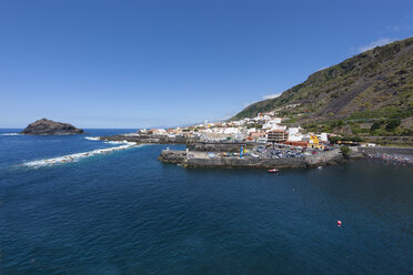 Spanien, Blick auf die Küstenstadt Garachico - AMF000495