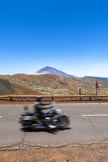 Spanien, Blick auf das Motorrad auf der Straße im Teide-Nationalpark - AM000517