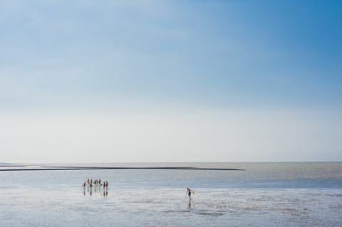 Deutschland, Schleswig Holstein, Kinder spielen am Strand, lizenzfreies Stockfoto