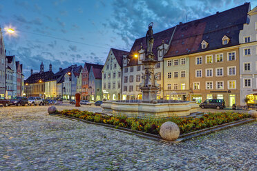 Deutschland, Bayern, Hauptplatz mit Marienbrunnen - AM000462