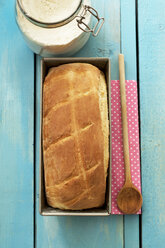 Weißbrot im Backblech mit Holzlöffel und Serviette - OD000087