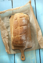 Milk bread on chopping board, close up - OD000092