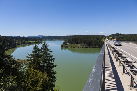 Deutschland, Bayern, Blick auf die Brücke über den Lech, lizenzfreies Stockfoto